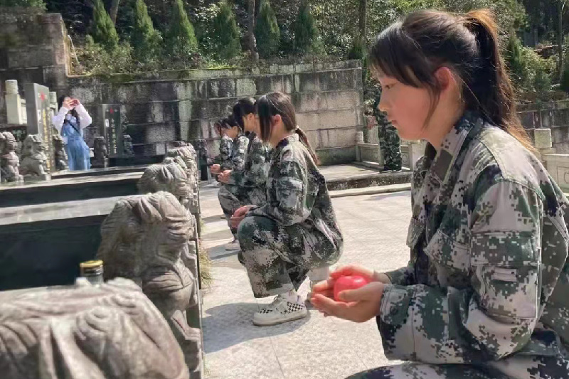 开展学雷锋相关主题活动